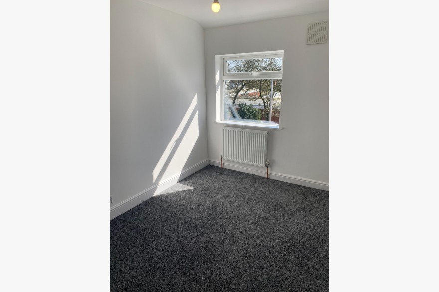 2 Bedroom Mid Terraced House - Bed21