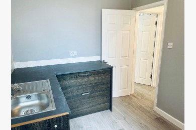 2 Bedroom Ground Floor Maisonette Flat/apartment - Kitchen